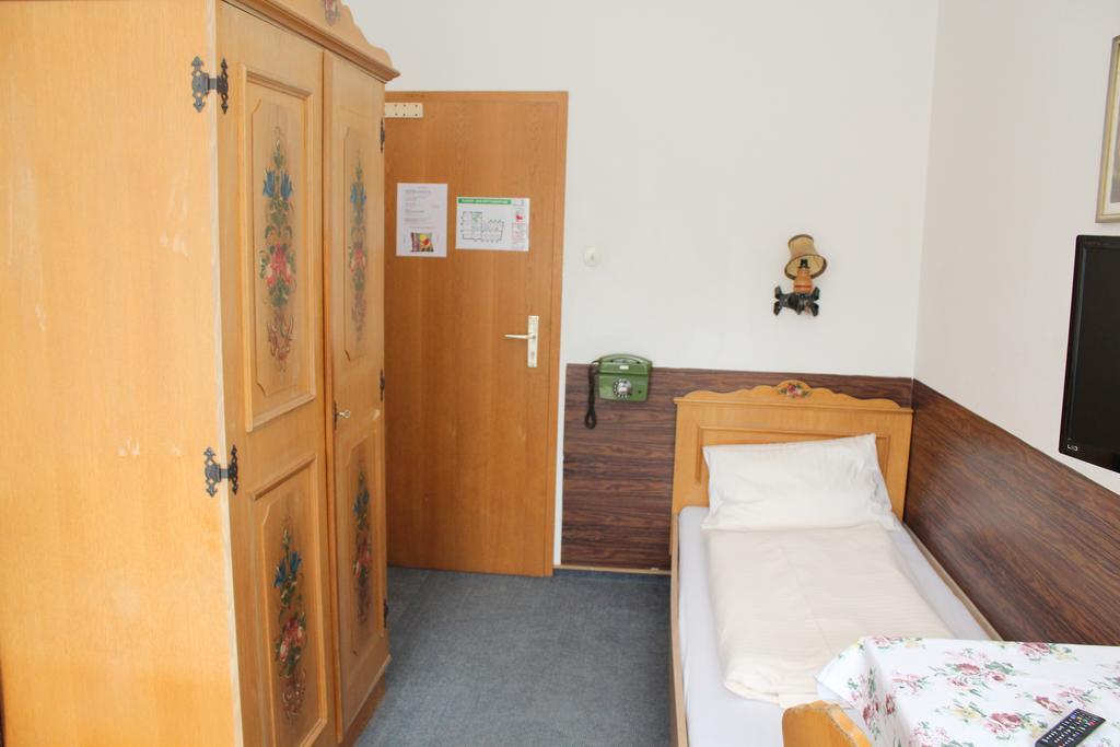 ホテル フーバーホフ シュトゥットガルト 部屋 写真